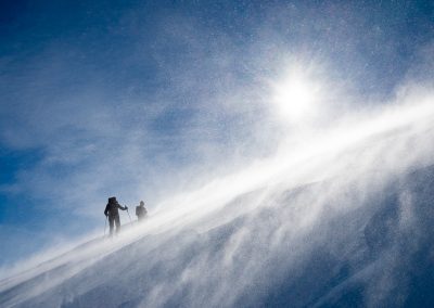 Deux randonneurs à ski dans le vent fort en montagne