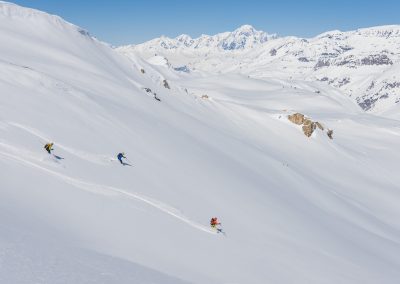 descente à ski hors piste devant le Mont Blanc