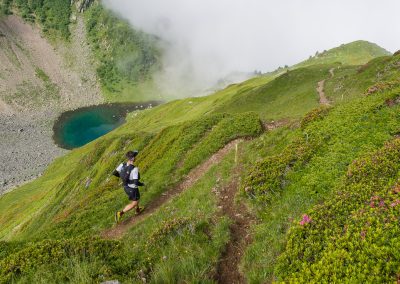 Coureur de trail en montagne au dessus d'un lac