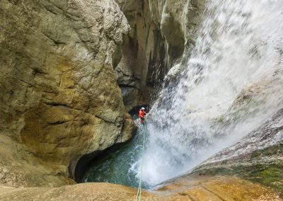 photos en action - Descente en rappel dans le canyon des Ecouges