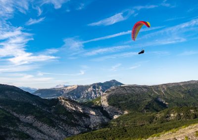 photos en action - Parapente en vol au dessus des montagnes