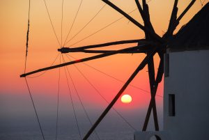 portfolio en couleur - moulin des cyclades en ombre chinoise devant le soleil couchant