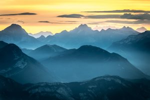 paysage de montagne bleuté et ciel jaune