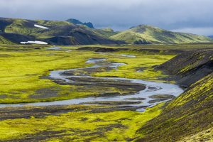 Vallée d'islande verte et noire avec un torrent