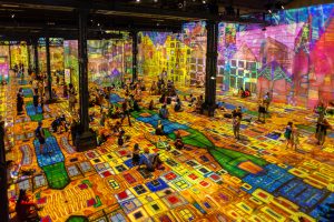 portfolio en couleur spectacle de lumières aux tons jaune avec spectateurs