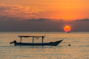 bateau de pêche de bali au soleil levant