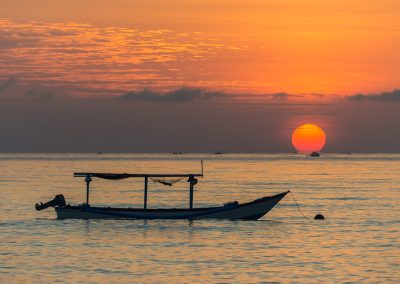 bateau de pêche de bali au soleil levant