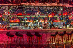 Bar moderne aux tonalités rouge