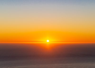photos en couleur soleil couchant à l'horizon sur la mer
