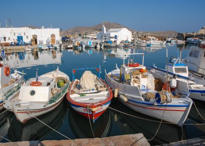 bateaux de pêche dans un petit port en Grèce
