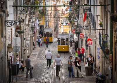 funiculaire dans les rues de Lisbonne