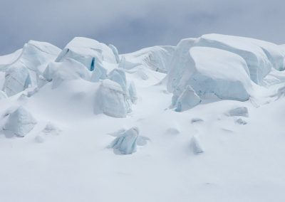 Sérac d'un glacier sous la neige fraiche