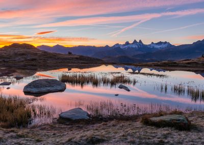 Lever de soleil sur le lac Guichard devant les aiguilles d'Arves