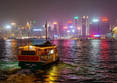 Ferry dans la ville de Hong Kong de nuit