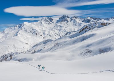 Deux randonneurs à ski dans une montagne de neige