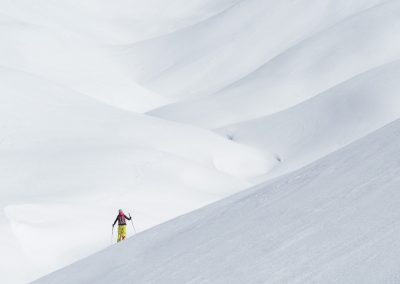 Photos en harmonie Randonneur à ski dans un vallon en neige