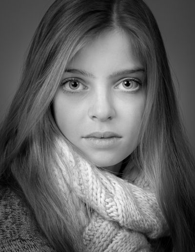 portfolio de portraits studio de face jeune fille aux grand yeux