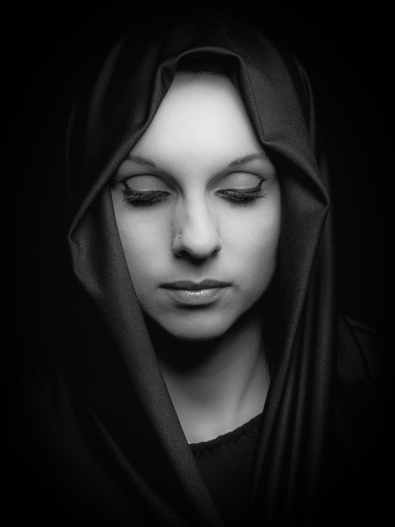 Portfolio de portraits - noir et blanc de face avec voile noir