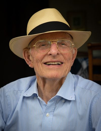portrait vieil homme au chapeau et lunettes