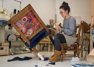 Artisan tapissier au travail dans son atelier