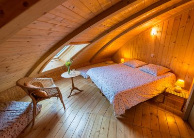 Chaleur d'une chambre en bois avec lit double