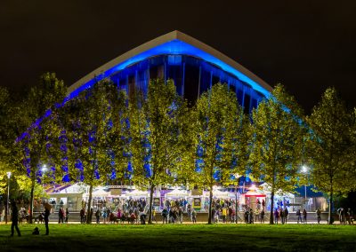 Palais des sports de grenoble de nuit lumière bleue et arbres verts