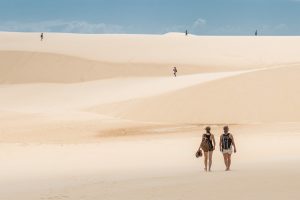 Deux femmes marchent sur le sable dans les dunes