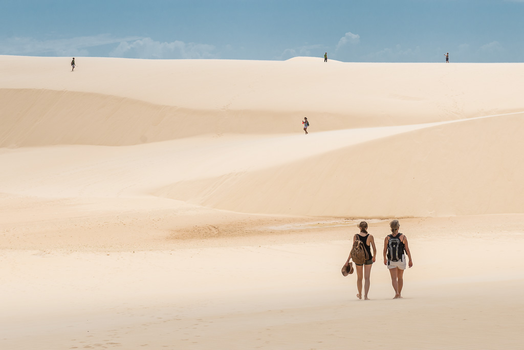 Challenge photo 2019 2020 - Deux femmes marchent sur le sable dans les dunes