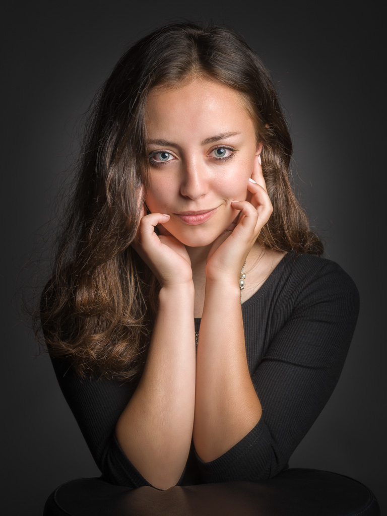 Challenge photo portrait studio jeune fille aux yeux clairs - Portraits photo