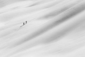 Challenge photo Deux skieurs de randonnée sur un champ de neige