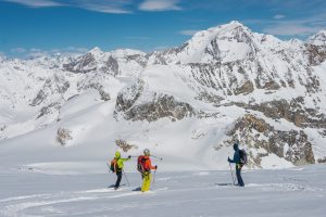 Trois skieurs devant la Grande casse
