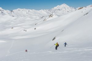 trois skieurs de randonnée dans la poudreuse en Vanoise