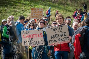 Reportage Droit à la nature - Manifestants avec panneaux