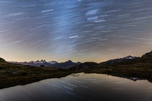photo de paysage ronde ou fillé d'étoiles sur un lac