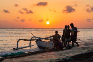 Challenge photo - bateau de pêche au lever du soleil