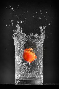tomate dans un verre d'eau translucide