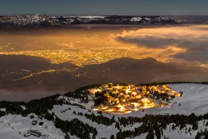 Lumières nocturnes de Chamrousse et Grenoble en hiver