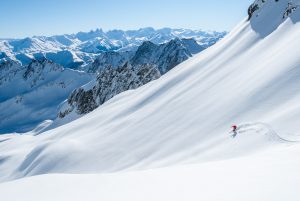 skieur en descente au pic du Frêne