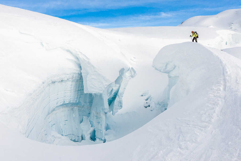un skieur sur le glacier de l'Oberland en Suisse