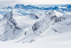 Ski de randonnée sur un glacier de l'Oberland