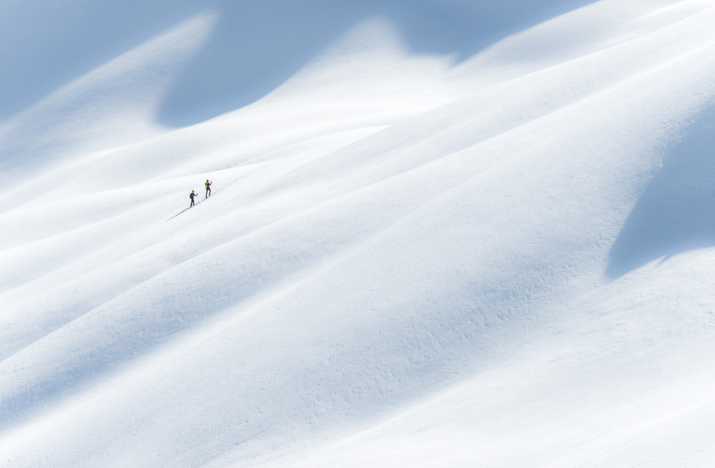 Skieurs de randonnée en mode minimaliste