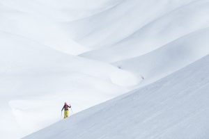 skieur de randonnée dans le vallon blanc