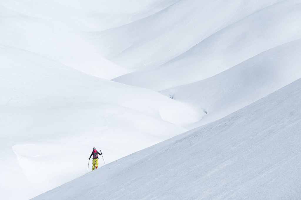 skieur de randonnée dans le vallon blanc