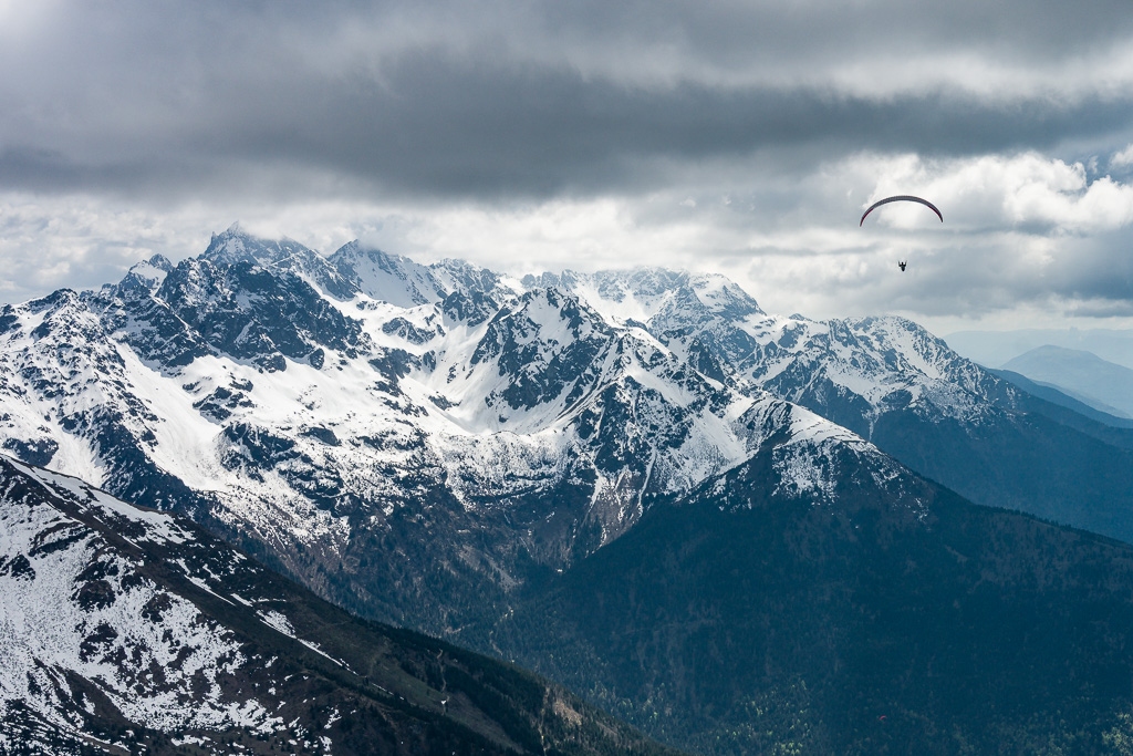 Parapente au dessus du massif de belledonne sous la neige