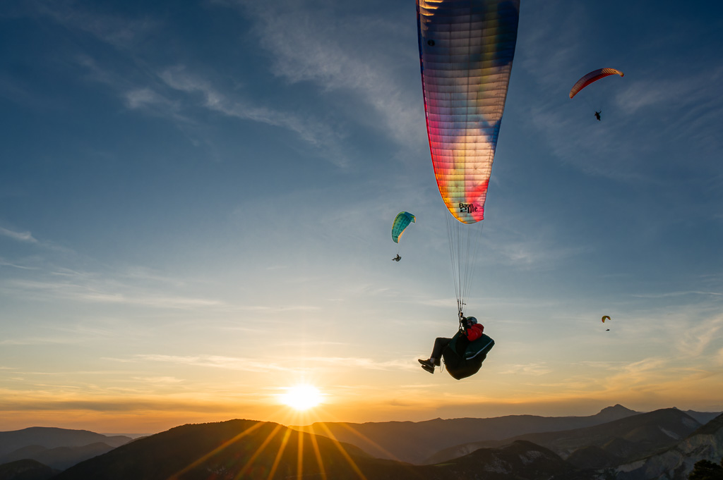 Parapente au coucher du soleil