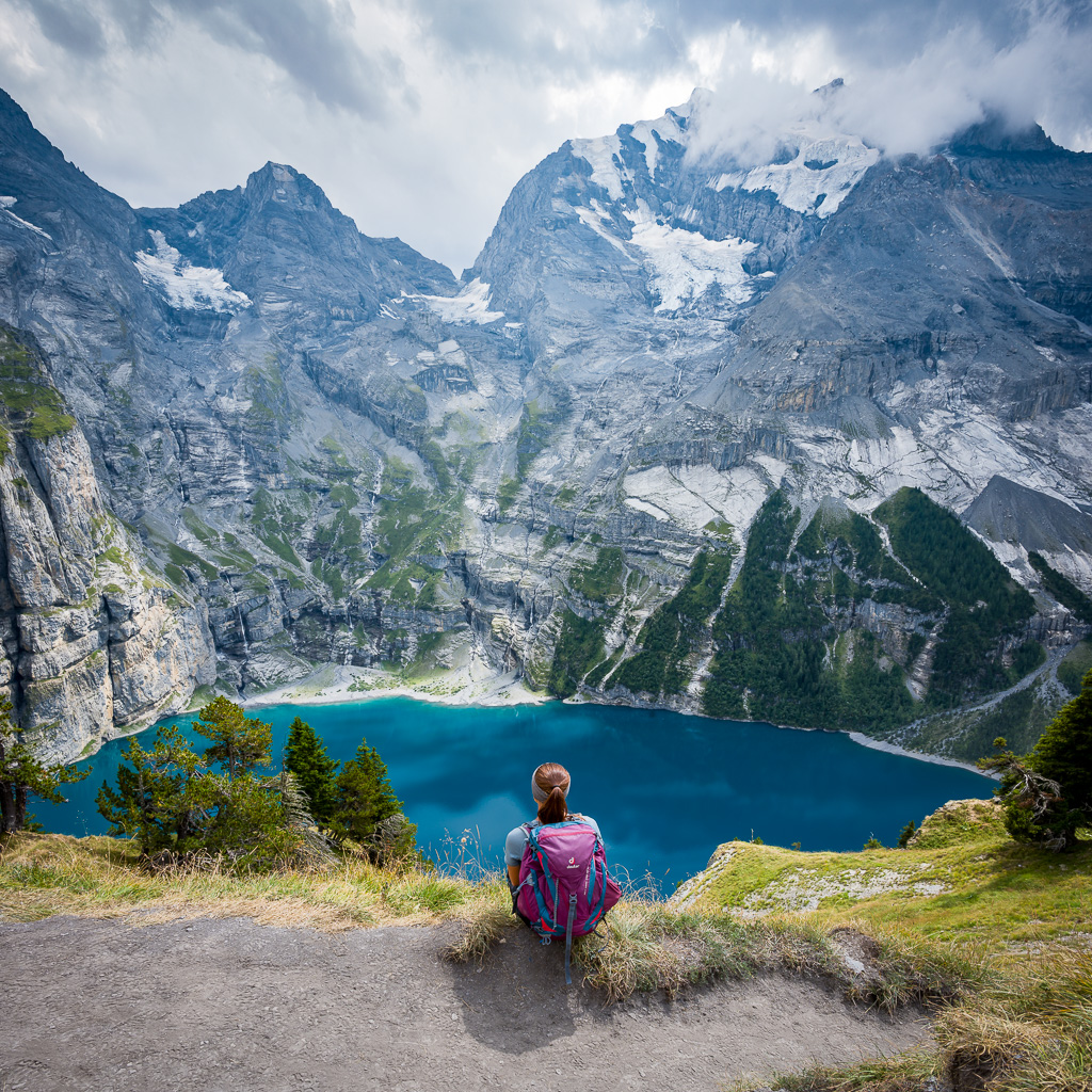 Pose devant le lac Oeschinensee en Suisse
