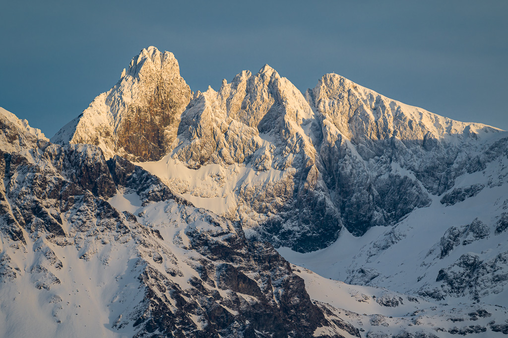 Grand Pic et Croix de Belledonne platrés de neige au coucher de soleil