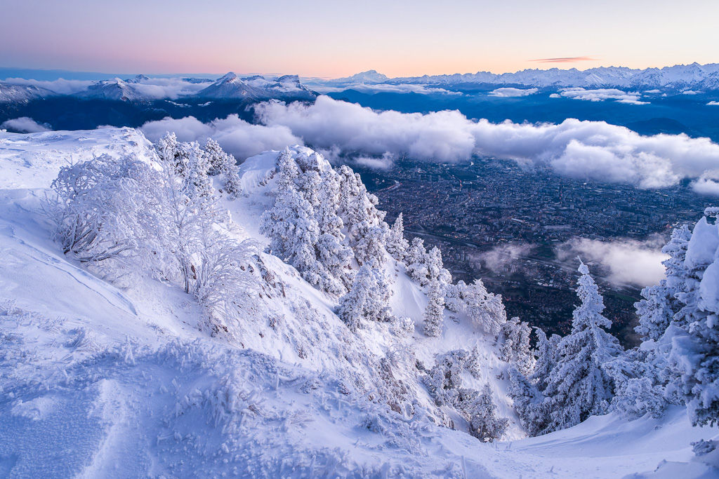 Lever de soleil au sommet du Moucherotte en hiver