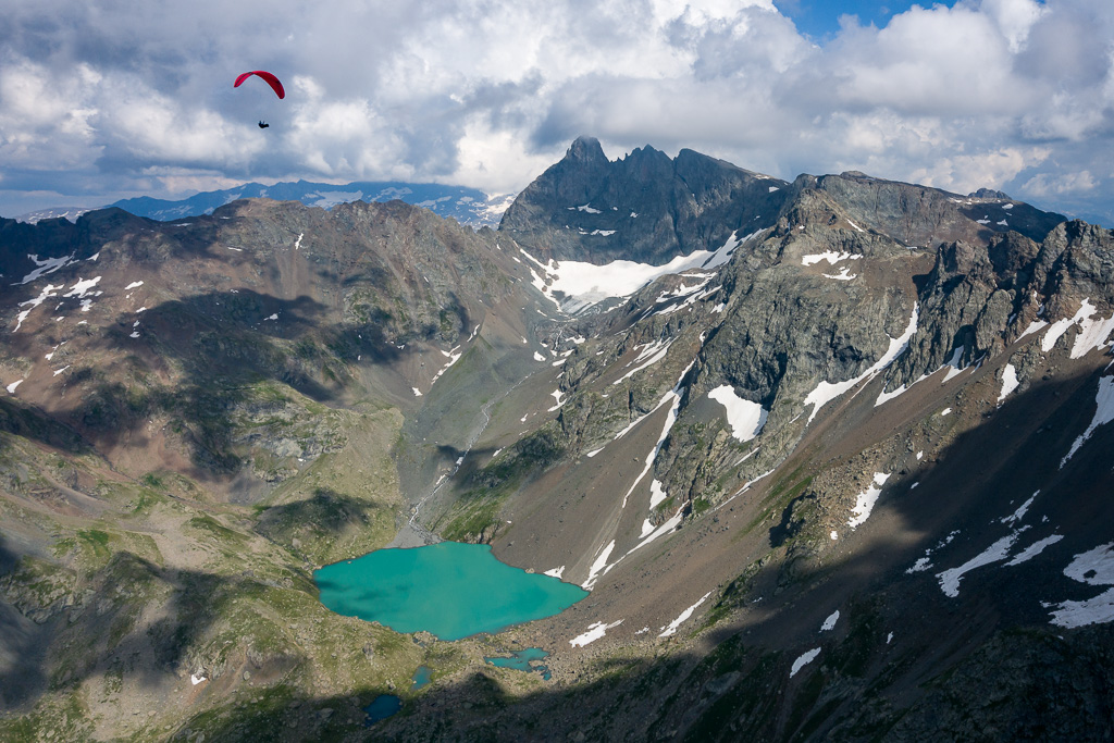 parapente devant le grand pic de belledonne