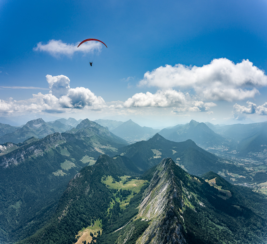 parapente au dessus des Bauges
